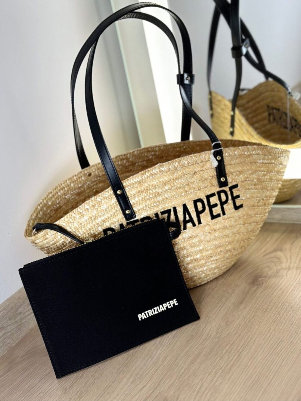 Beżowy słomiany koszyk Patrizia Pepe