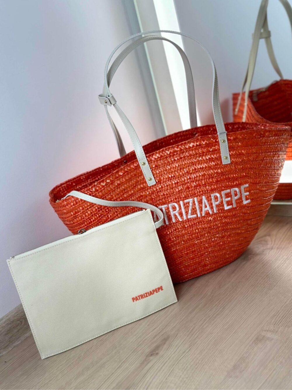 Pomarańczowy słomiany koszyk Patrizia Pepe