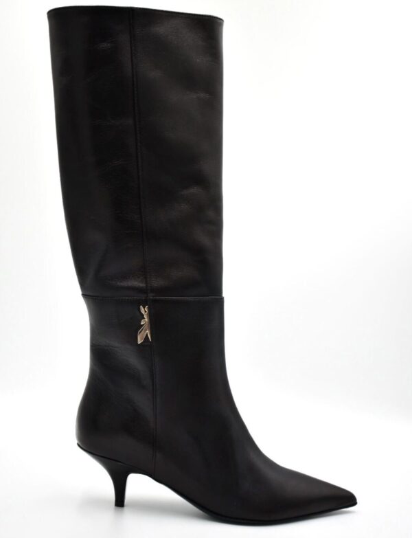 Czarne kozaki na niskim obcasie