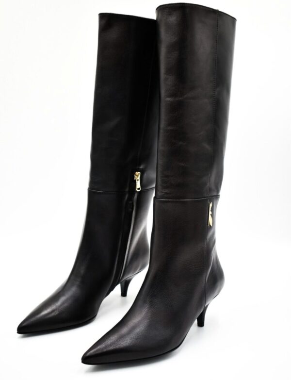 Czarne kozaki na niskim obcasie