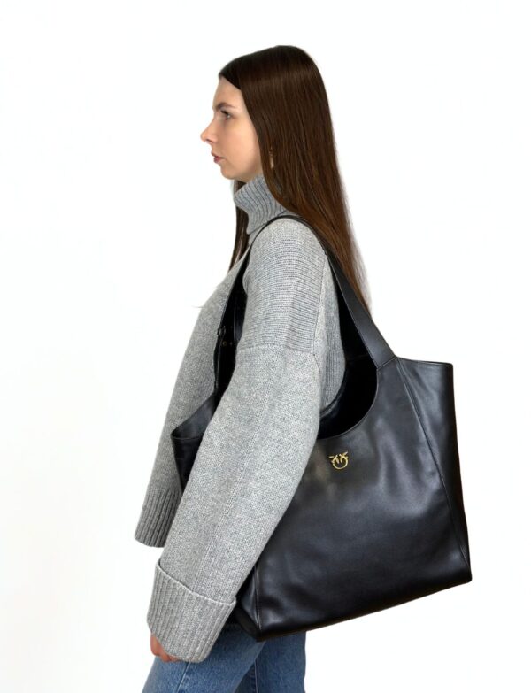 Skórzana czarna shopperka Pinko na ramieniu