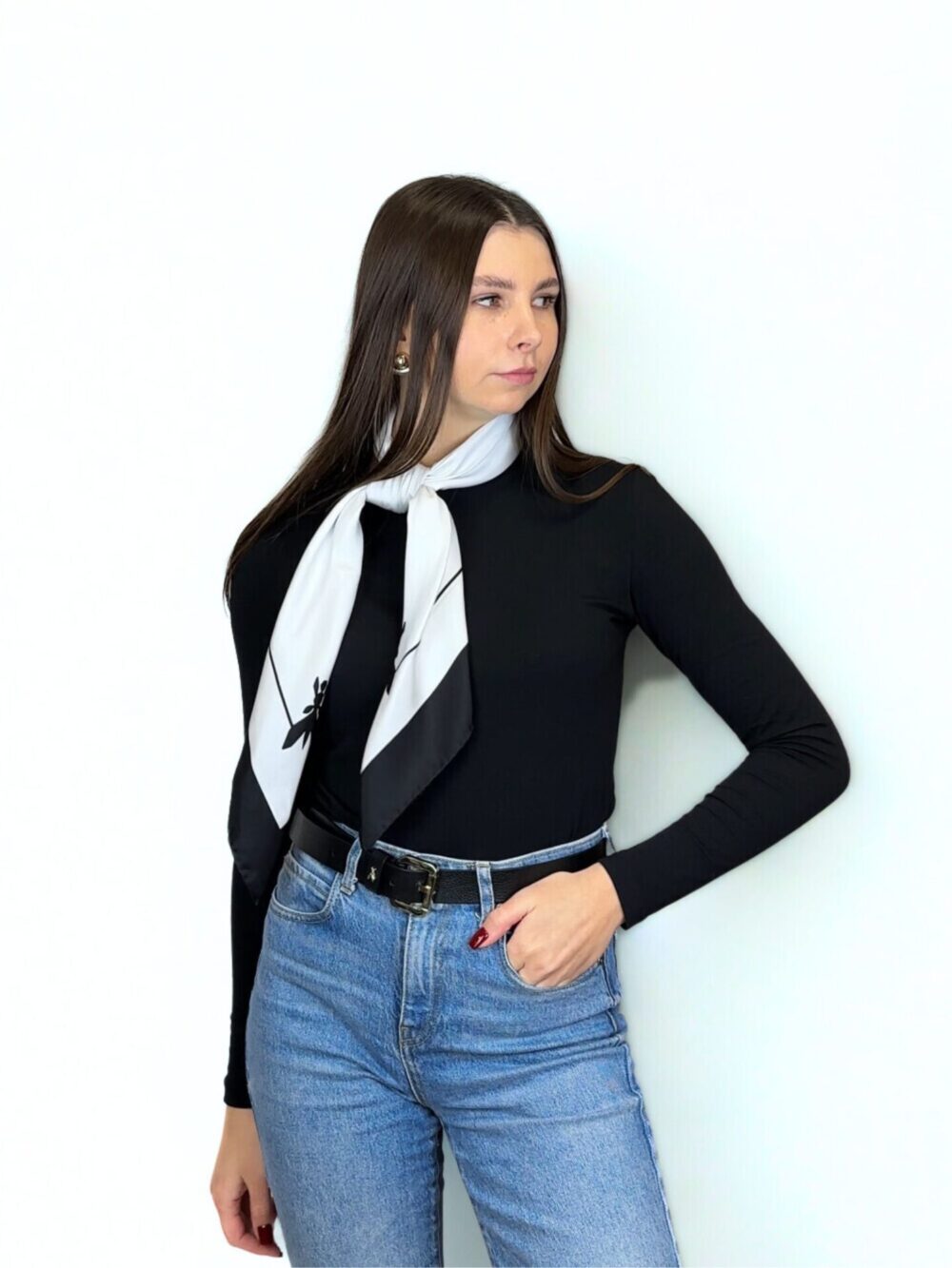 biała jedwabna apaszka Patrizia Pepe na szyi