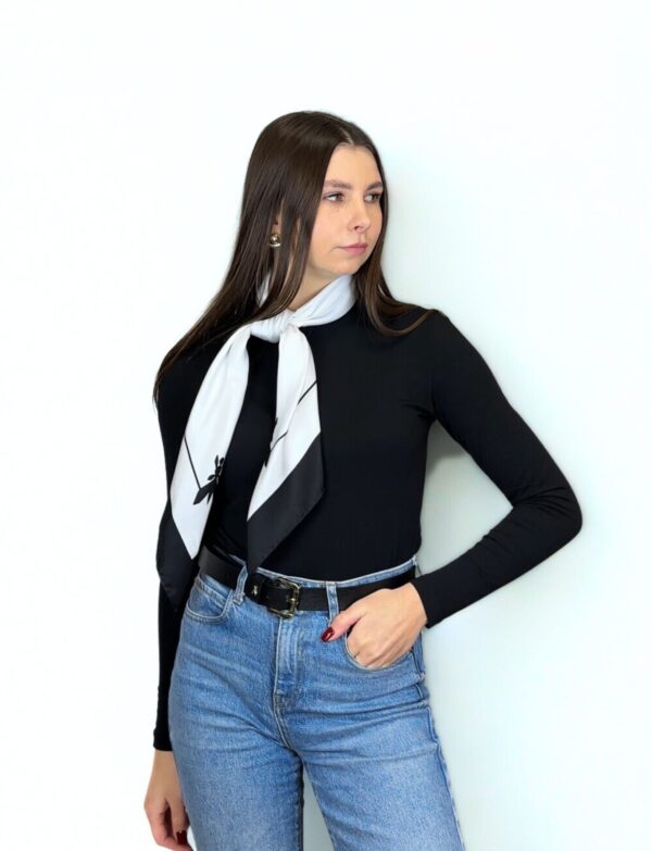 biała jedwabna apaszka Patrizia Pepe na szyi