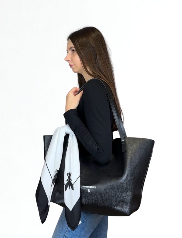 biała jedwabna apaszka Patrizia Pepe stylizacja z torebką