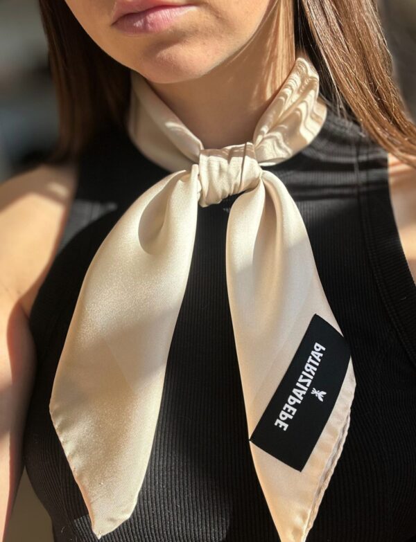 Jedwabna śmietankowa apaszka Patrizia Pepe