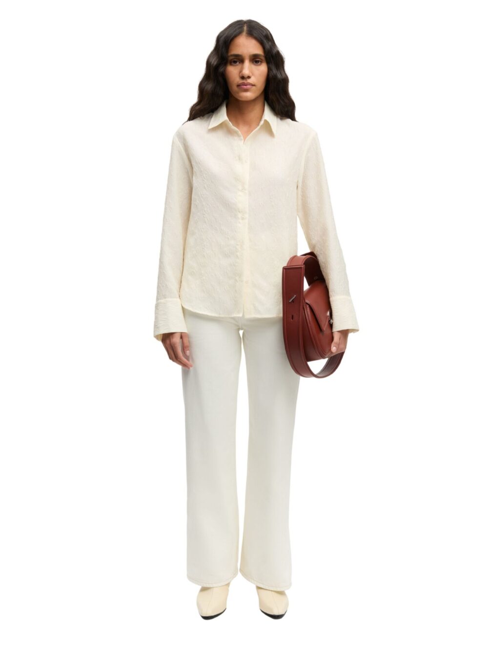 Białe jeansy Samsøe Samsøe Sarebecca widok na modelce