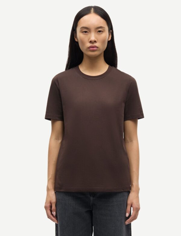 Brązowy t-shirt Samsøe Samsøe Sasade widok na modelce