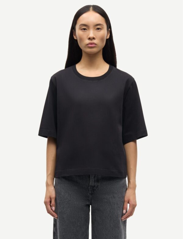Czarny t-shirt Samsøe Samsøe Saabby widok na modelce