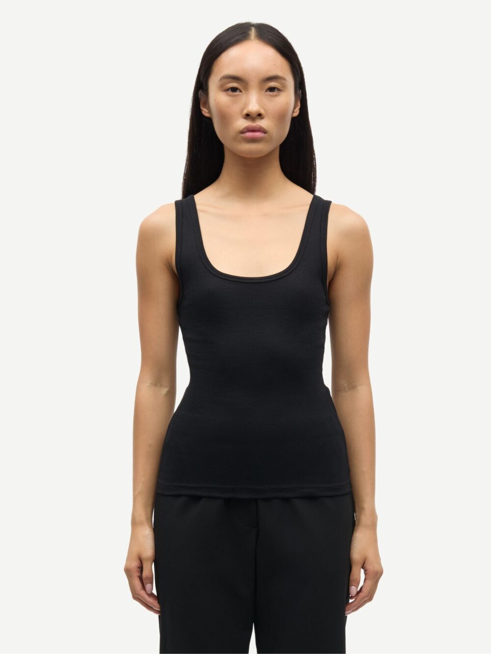 Czarny tank top Saamanza Samsøe Samsøe widok na modelce