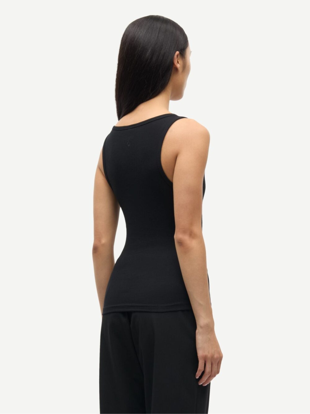 Czarny tank top Saamanza Samsøe Samsøe tył na modelce