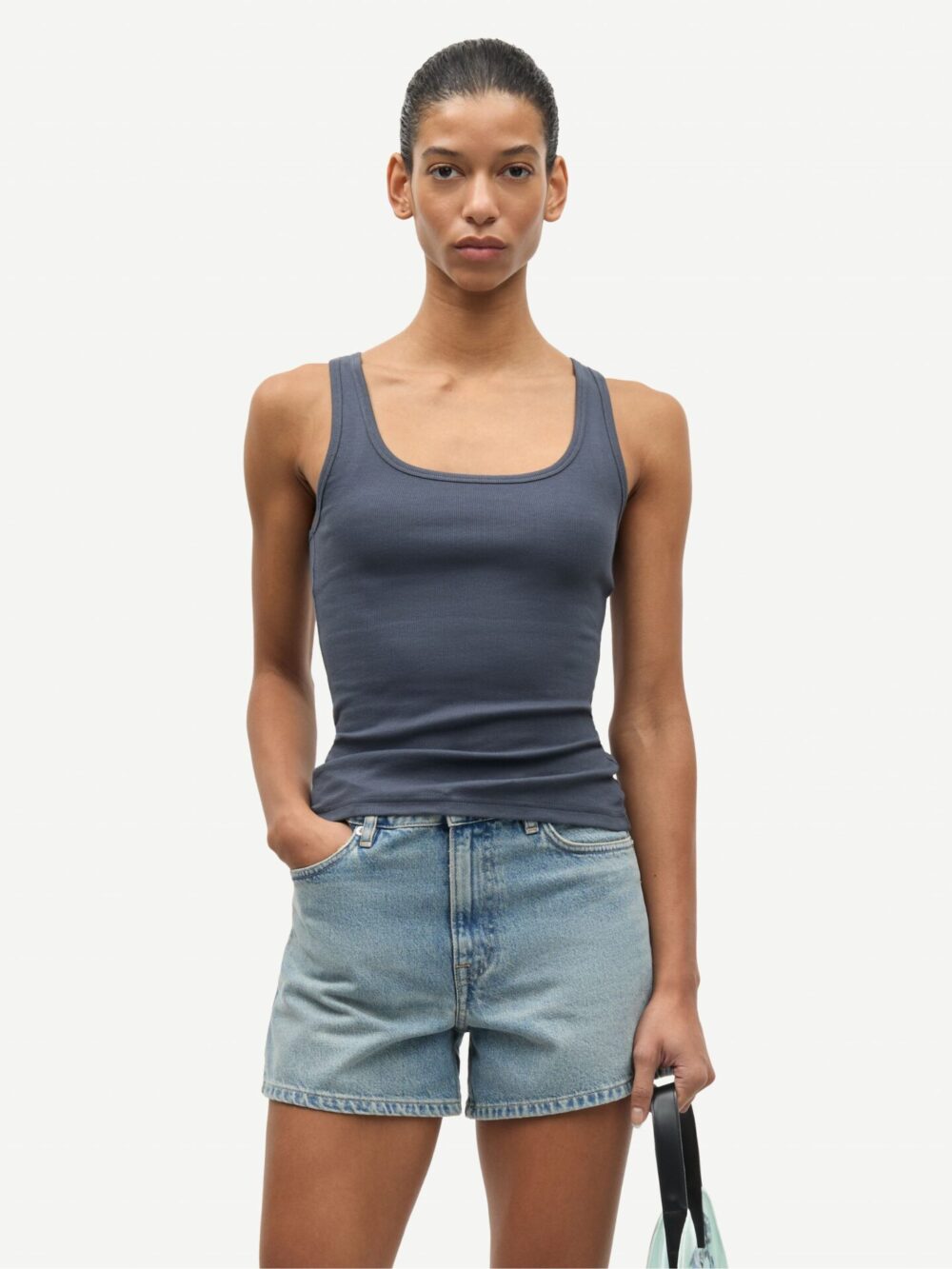 Niebieski tank top Saamanza Samsøe Samsøe widok na modelce