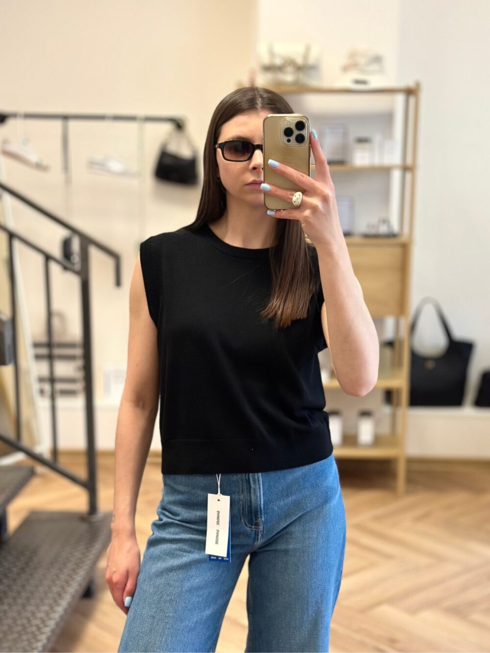 Wełniana czarna kamizelka Patrizia Pepe widok na modelce