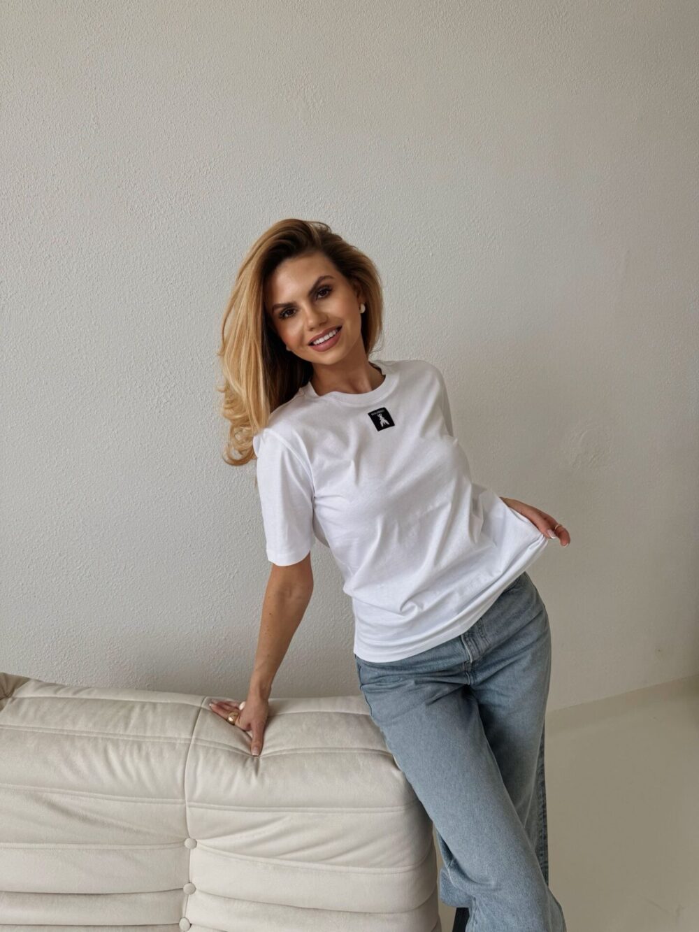 Biały t-shirt Patrizia Pepe widok na modelce