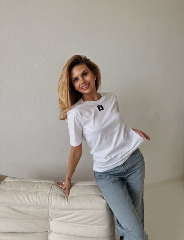 Biały t-shirt Patrizia Pepe widok na modelce